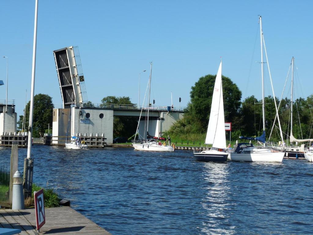 De Oude Schouw Hotell Jirnsum Exteriör bild