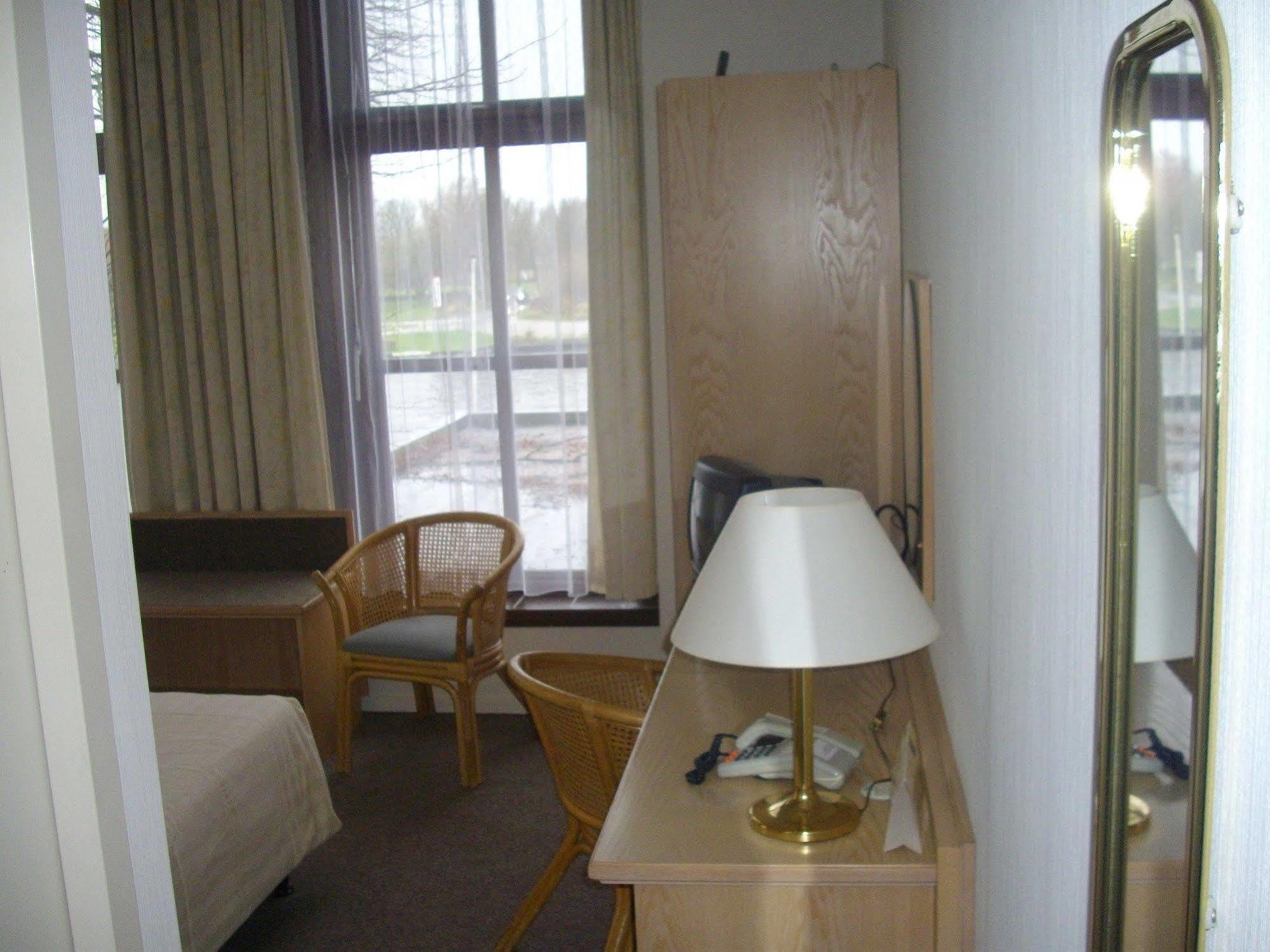 De Oude Schouw Hotell Jirnsum Exteriör bild